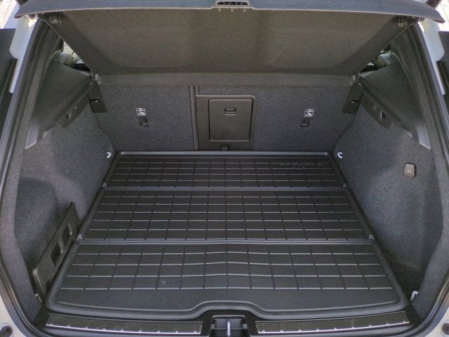 2023 Volvo XC40 Ultimate Bright Theme