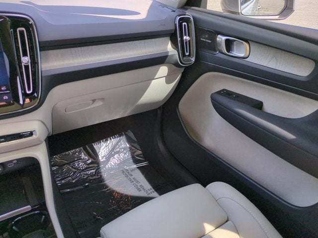 2023 Volvo XC40 Ultimate Bright Theme