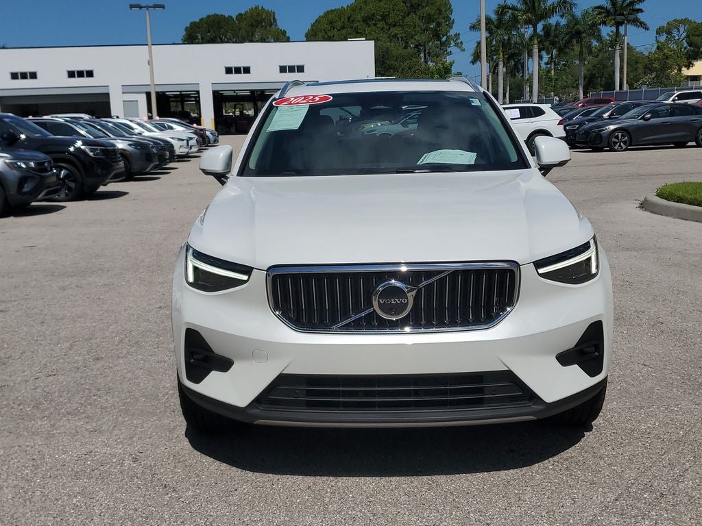 2025 Volvo XC40 B5 Ultra Bright Theme