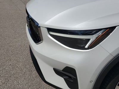 2025 Volvo XC40 B5 Ultra Bright Theme