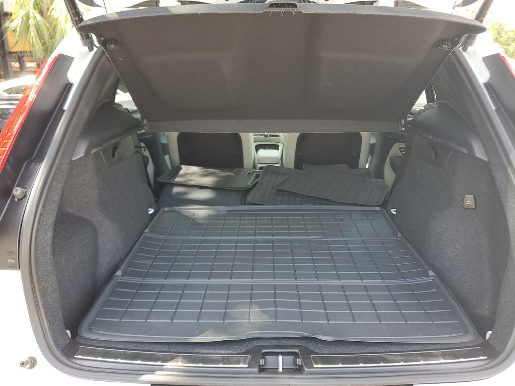 2025 Volvo XC40 B5 Ultra Bright Theme