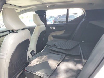 2025 Volvo XC40 B5 Ultra Bright Theme