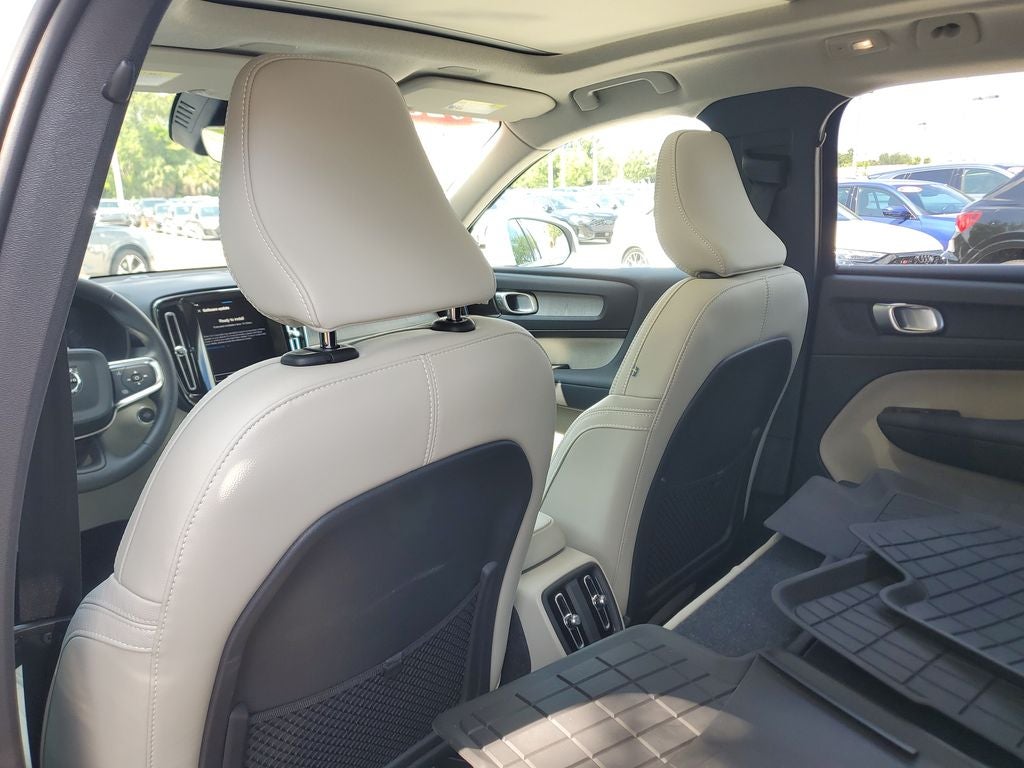2025 Volvo XC40 B5 Ultra Bright Theme