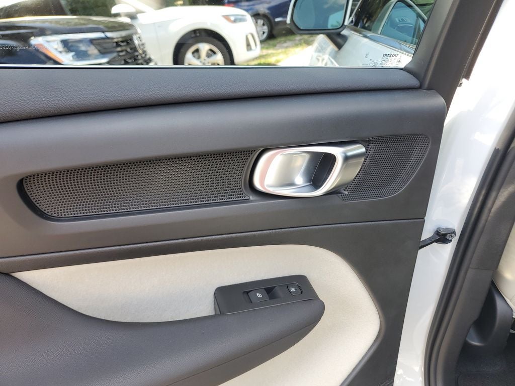 2025 Volvo XC40 B5 Ultra Bright Theme