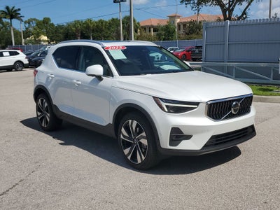2025 Volvo XC40 B5 Ultra Bright Theme