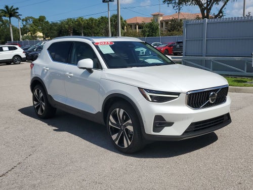 2025 Volvo XC40 B5 Ultra Bright Theme