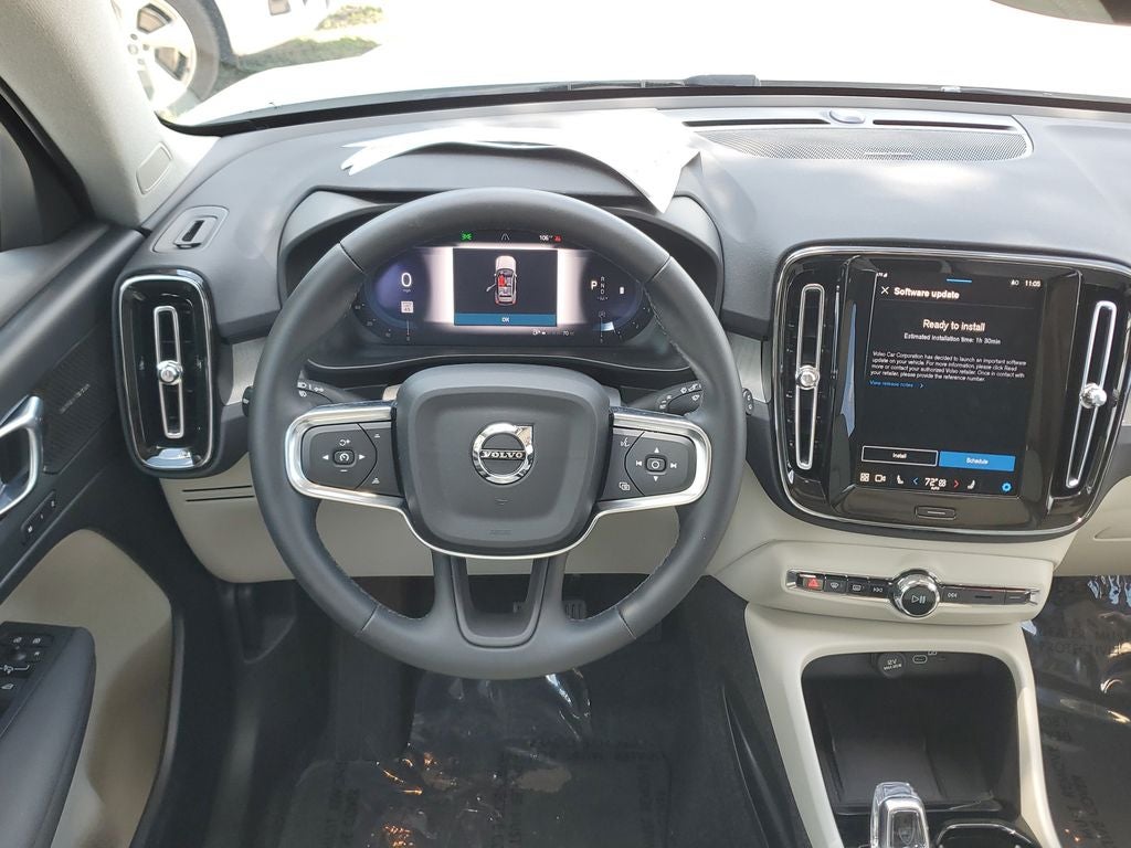 2025 Volvo XC40 B5 Ultra Bright Theme