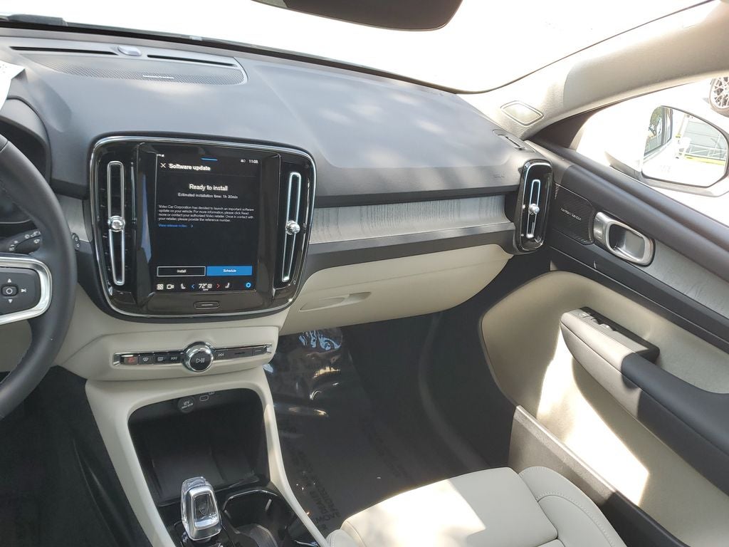 2025 Volvo XC40 B5 Ultra Bright Theme