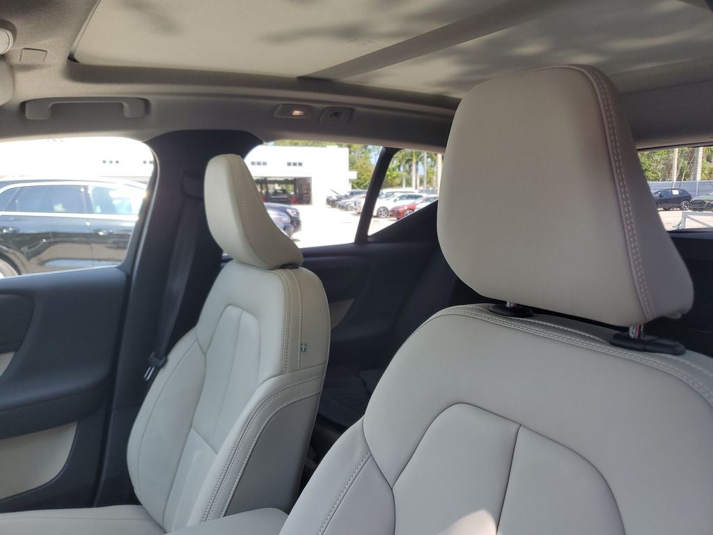 2025 Volvo XC40 B5 Ultra Bright Theme