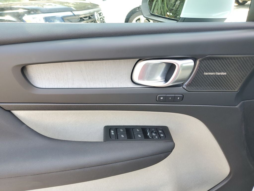 2025 Volvo XC40 B5 Ultra Bright Theme