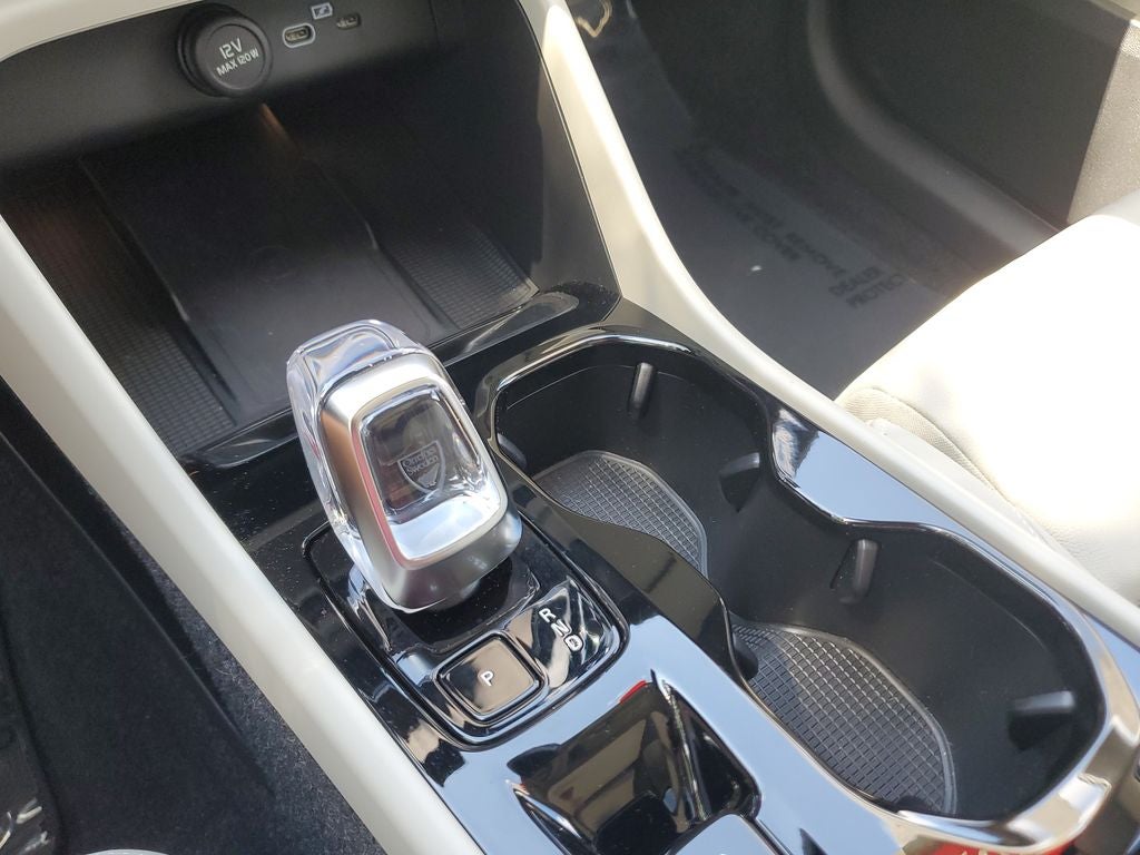 2025 Volvo XC40 B5 Ultra Bright Theme