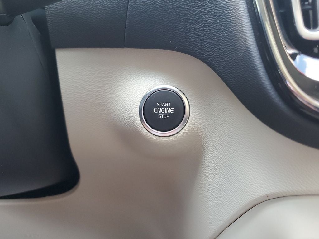 2025 Volvo XC40 B5 Ultra Bright Theme
