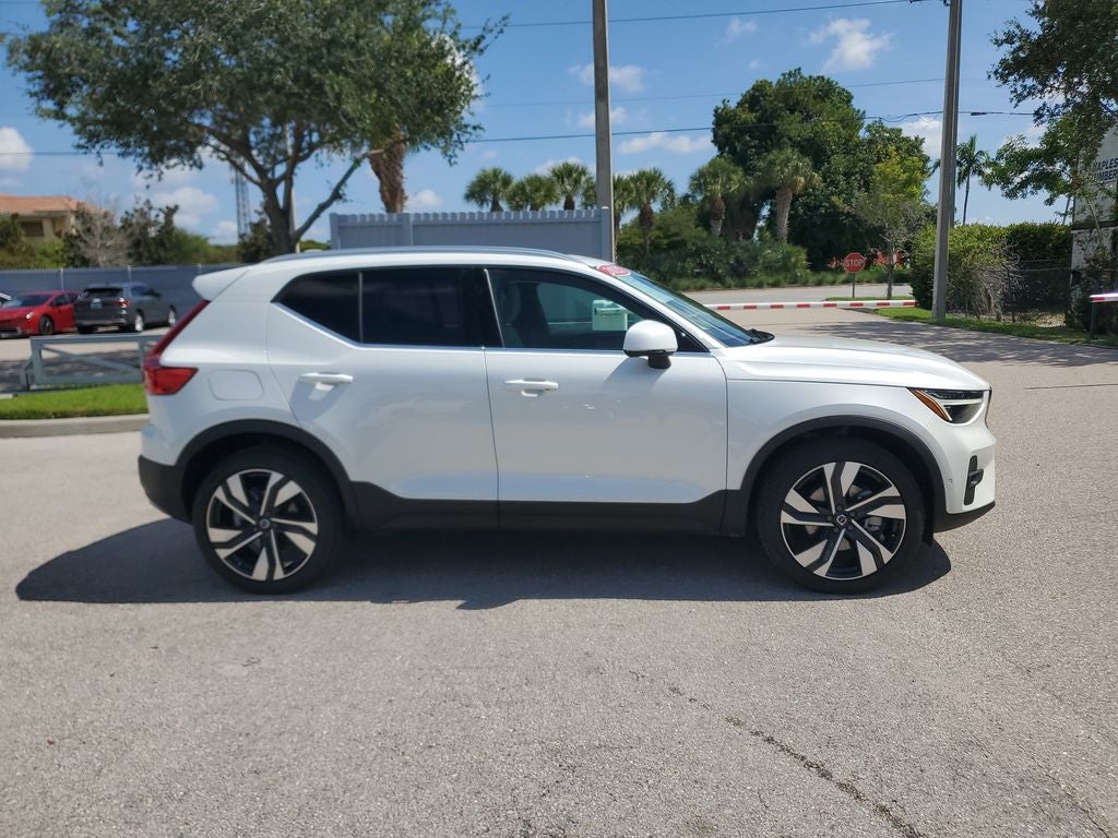 2025 Volvo XC40 B5 Ultra Bright Theme