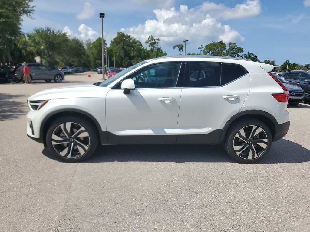 2025 Volvo XC40 B5 Ultra Bright Theme