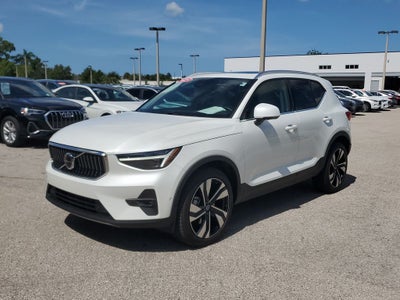 2025 Volvo XC40 B5 Ultra Bright Theme