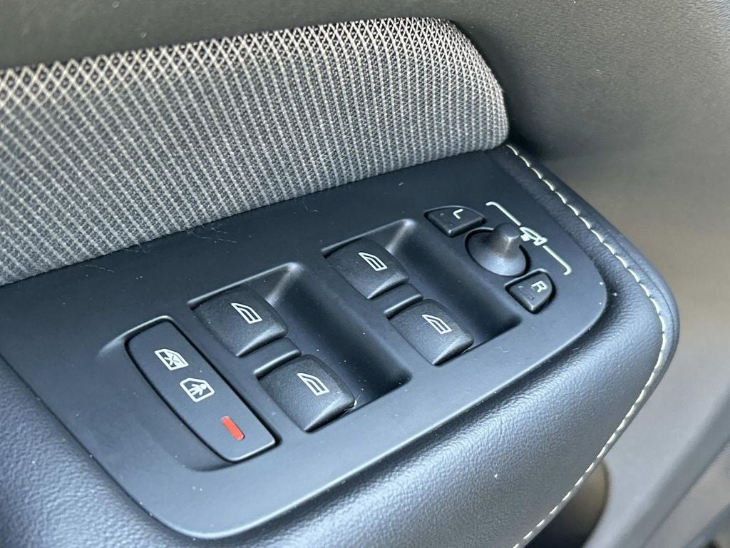 2022 Volvo XC60 R-Design