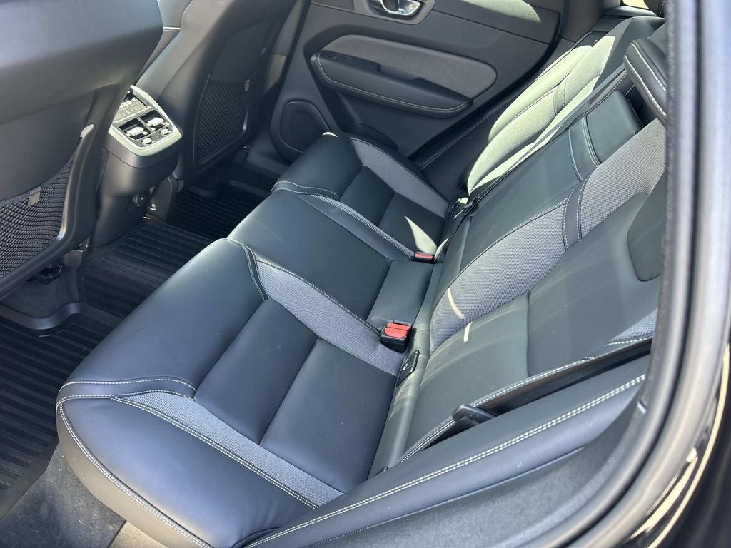 2022 Volvo XC60 R-Design